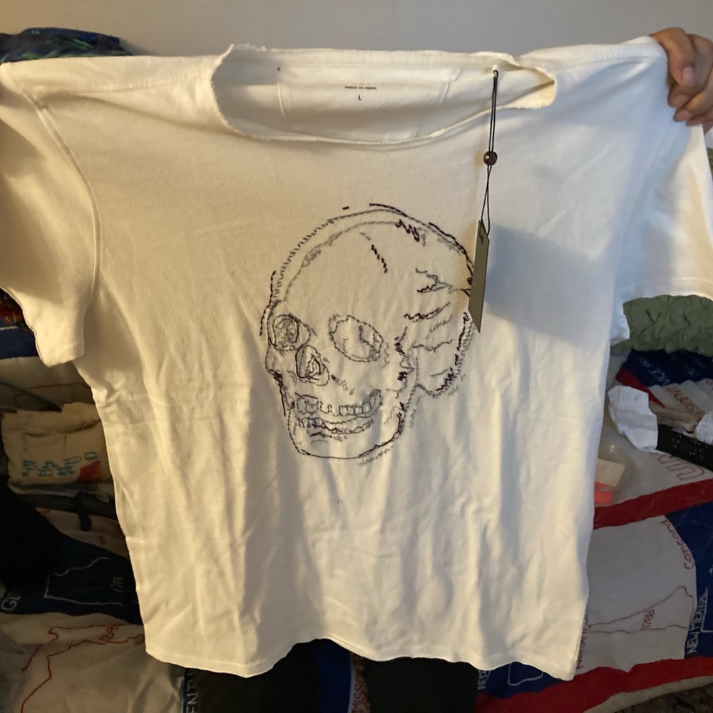 New John Varvatos men’s large skull T-shirt with tags.retail value is $148.